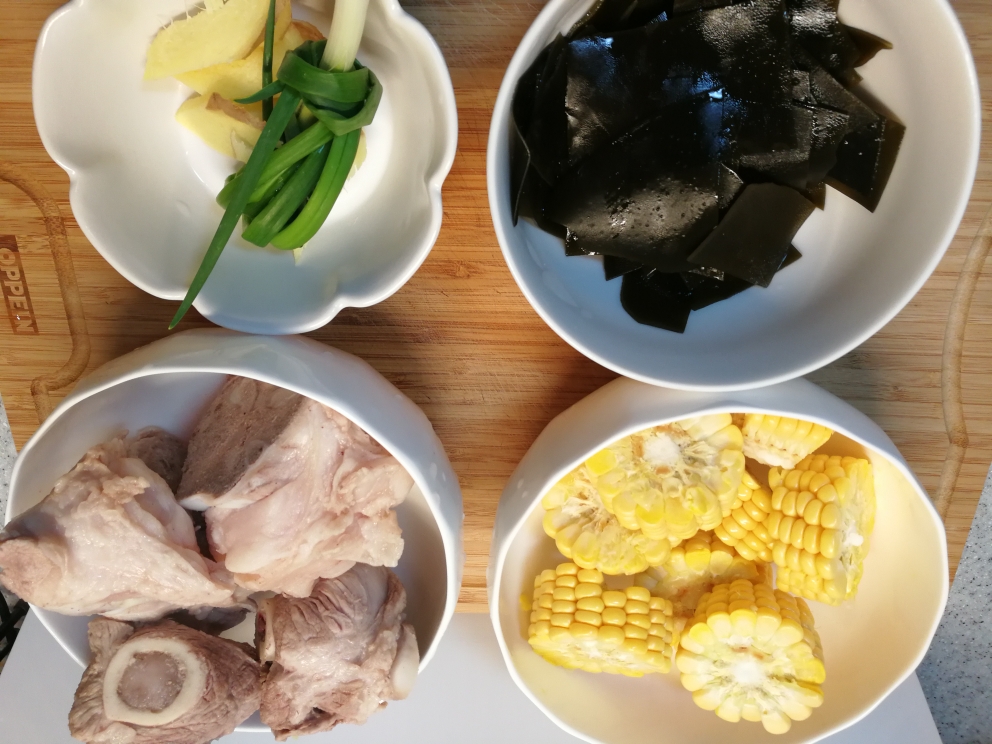 玉米海带骨头汤，记住“3”不放，简单2步做出美味清澈不油腻的做法 步骤4