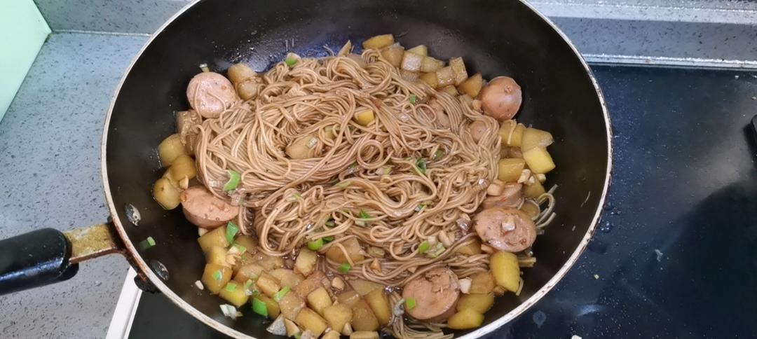 千万别学我这样做焖面！我怕你吃三碗都不够