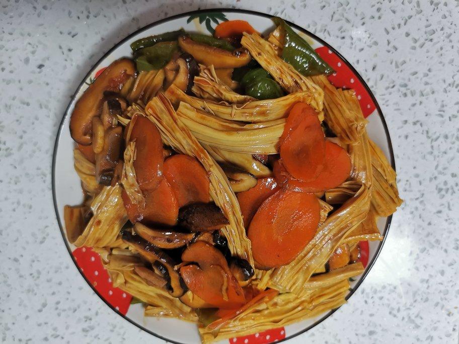 超下饭的家常菜，香菇闷腐竹，汤都不剩哦！