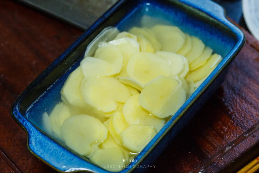 清炒紫苏土豆片，一道超级下饭的家常菜的做法 步骤3