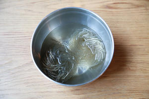 马蹄百叶包粉丝汤的做法 步骤2