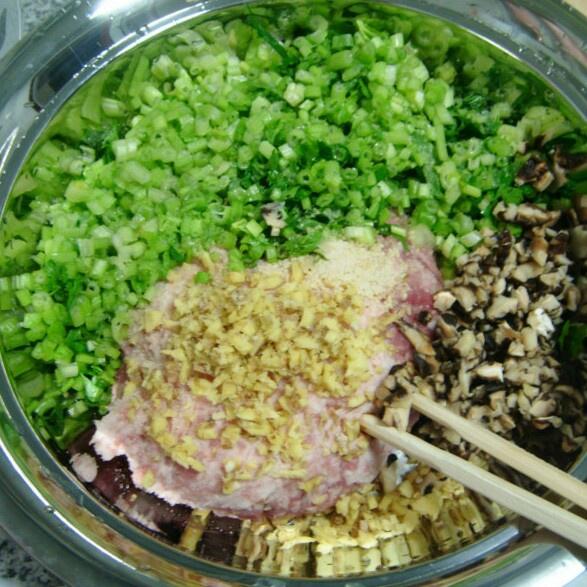 芹菜干香菇猪肉馅儿饺子（自然健康版）的做法 步骤1