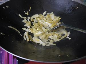 连吃三碗饭也不倦の潮汕咸菜炒肉片的做法 步骤6