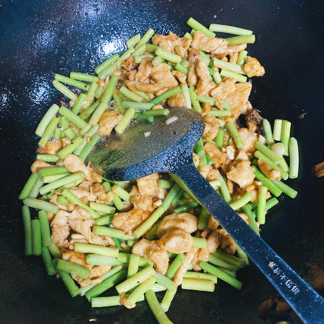 不爱吃鸡肉也会喜欢的：蒜薹炒鸡胸肉