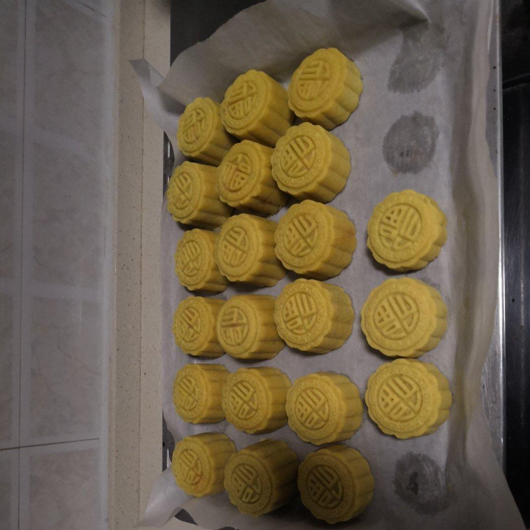 💃奶黄流心月饼——这是可以让你坐稳朋友圈厨霸位置的月饼🥮，没人点赞算我输👎