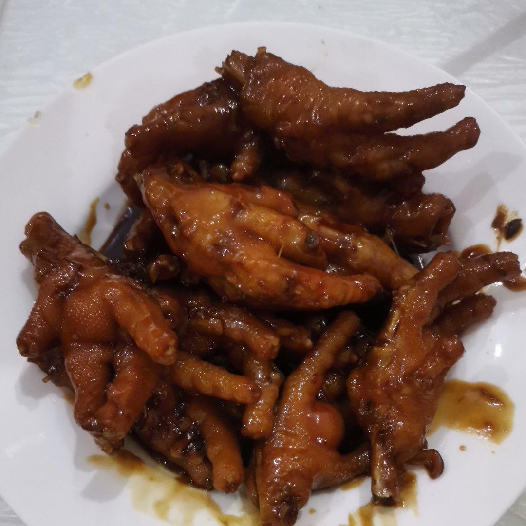【酱焖鸡爪】酱香浓郁，软烂入味，非常好吃