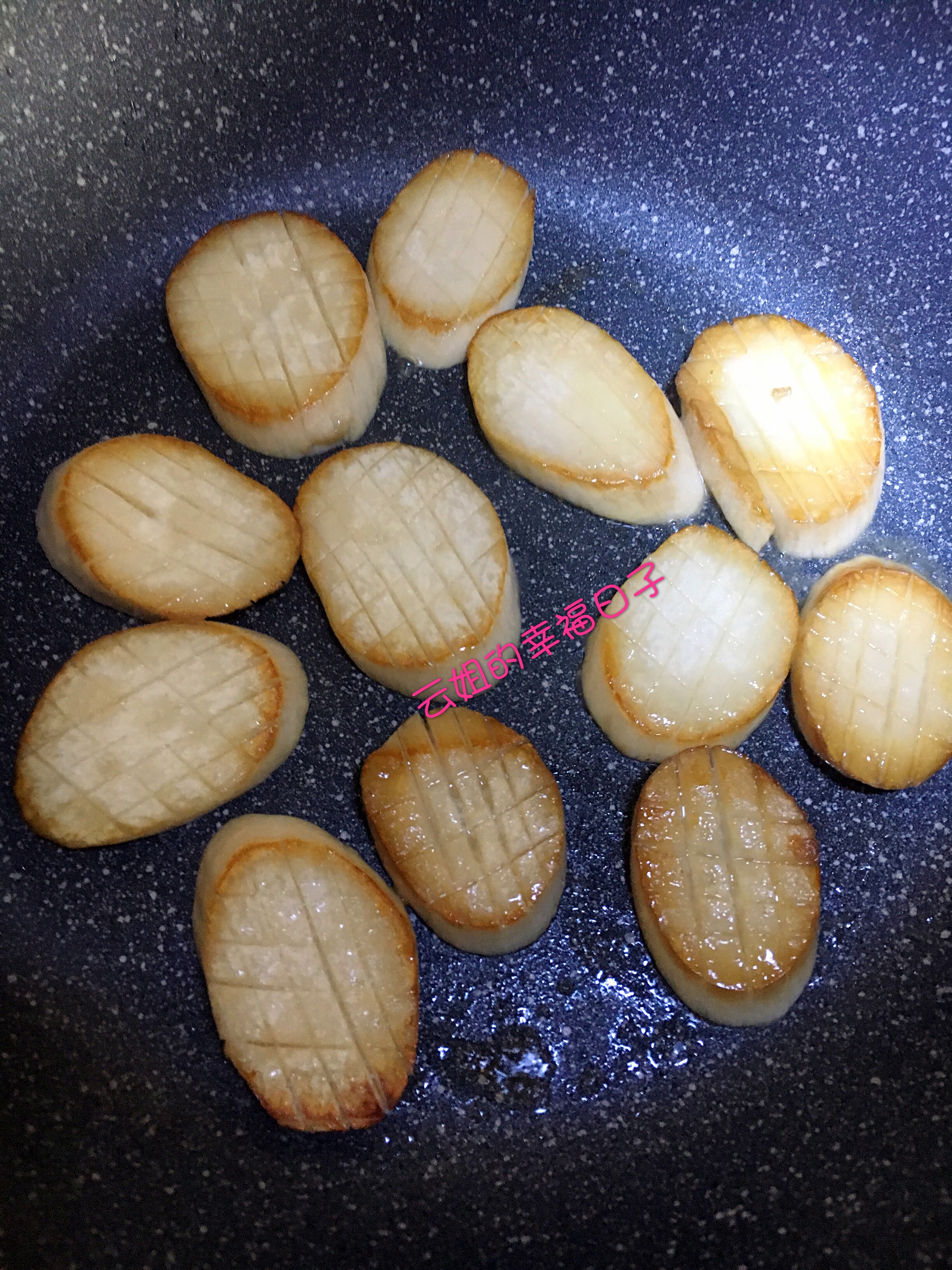 五花肉煲杏鲍菇的做法 步骤3