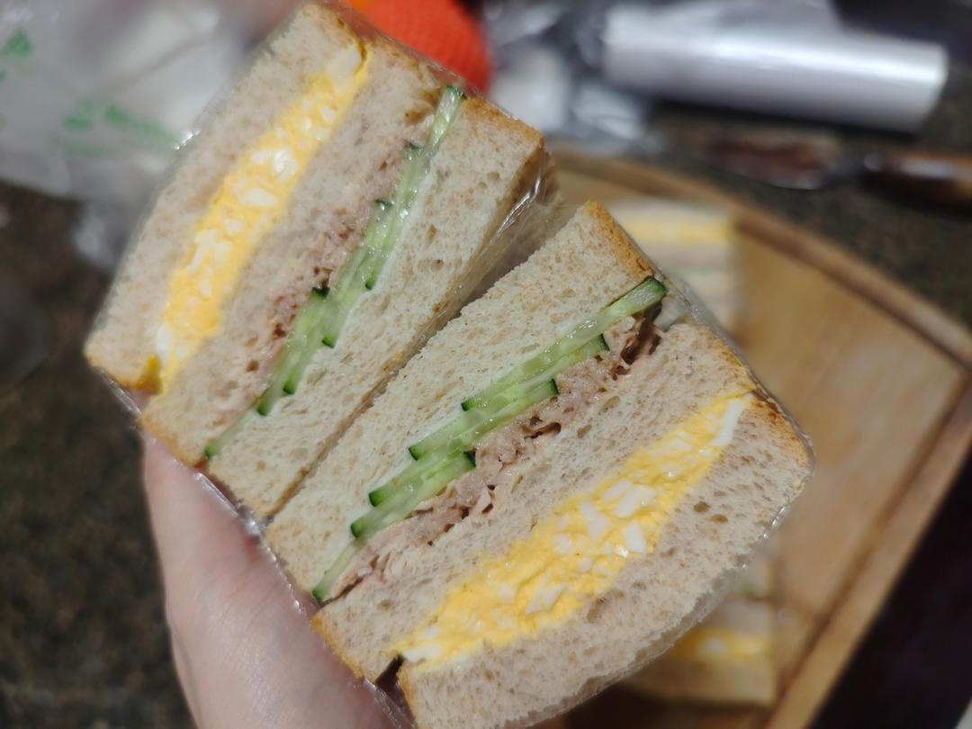金枪鱼鸡蛋沙拉三明治