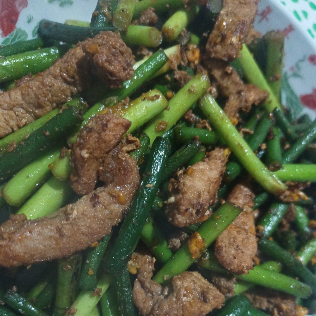 简单易做的下饭菜－蒜苔炒肉