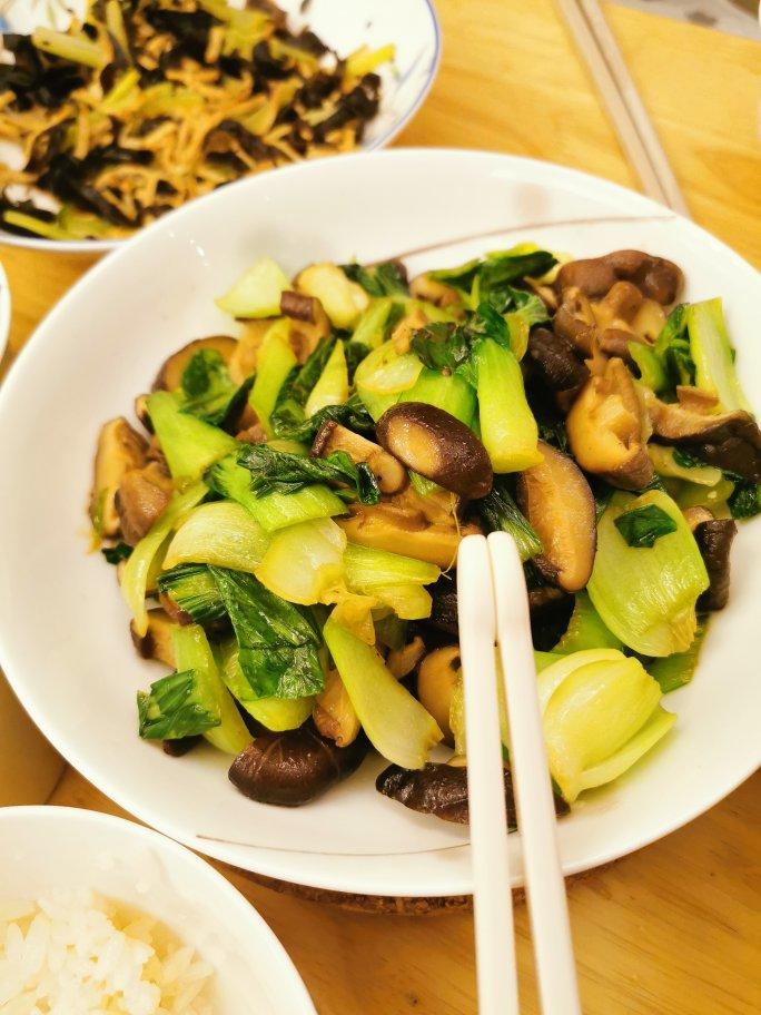 冬菇炒上海青