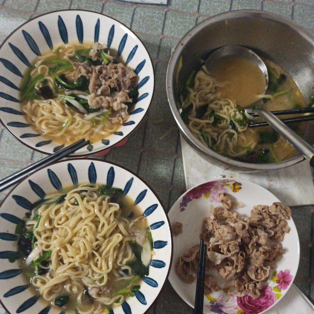 不用炝锅不用打卤的沏汤手擀面