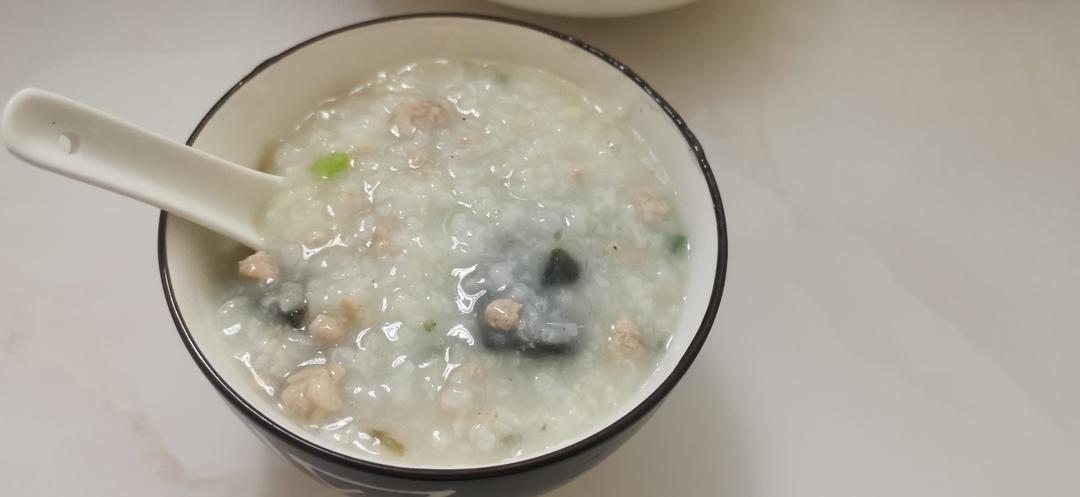 广式砂锅皮蛋瘦肉粥