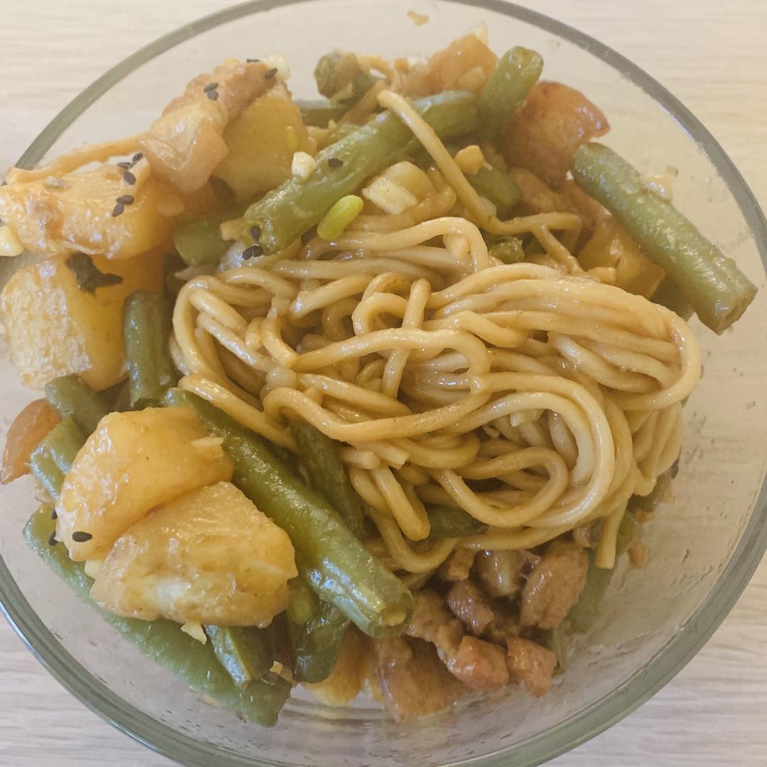 教你一种面条的新吃法,不用煮不用炒！五花肉豆角焖面