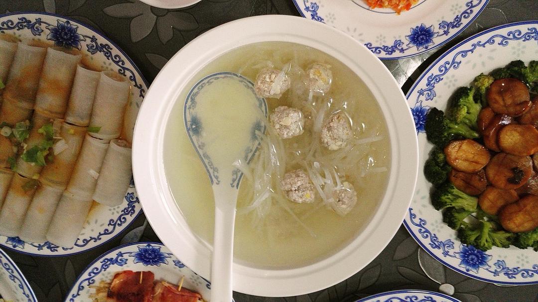 【10分钟系列】白萝卜豆腐圆子汤