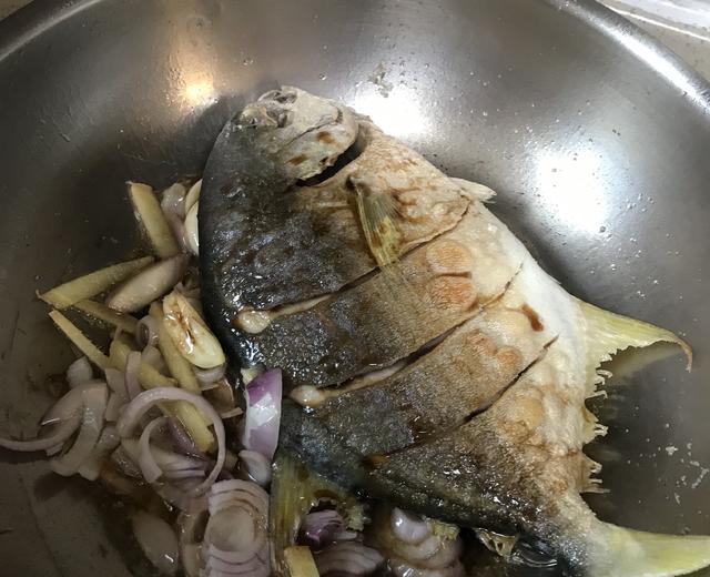 红烧金鲳鱼不掉皮的做法