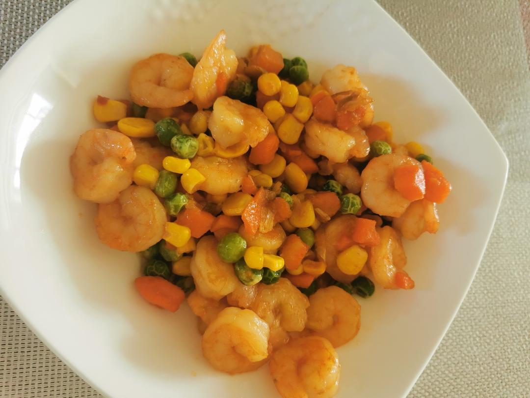 青豆，胡萝卜，玉米炒虾仁。