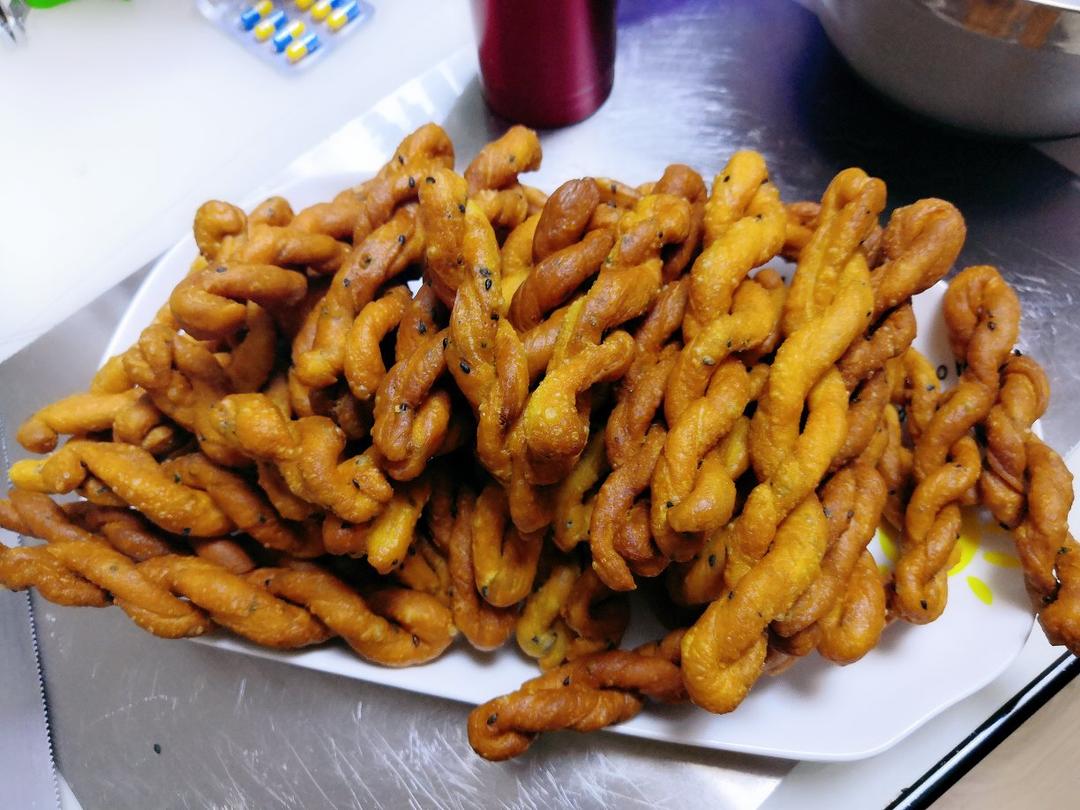 又香又酥鸡蛋小麻花，适合不爱甜食的你