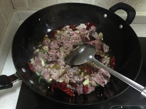 家常红烧牛肉的做法 步骤4