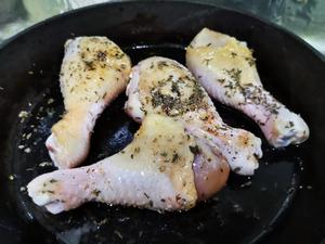 中西合璧宴席菜-百里香炖鸡腿的做法 步骤3