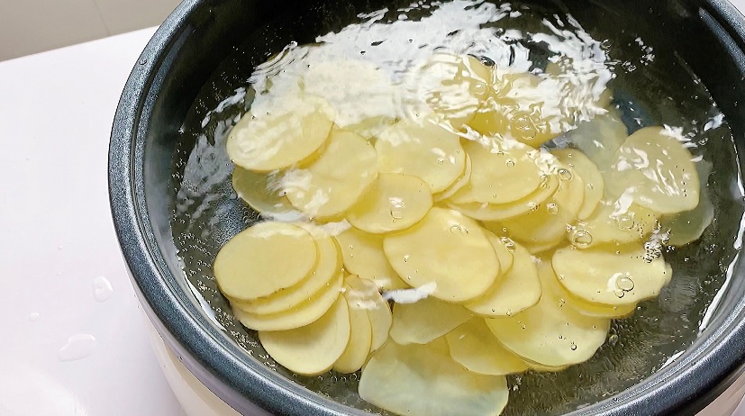 酥脆可口的自制薯片一个🥔就搞定的做法 步骤5