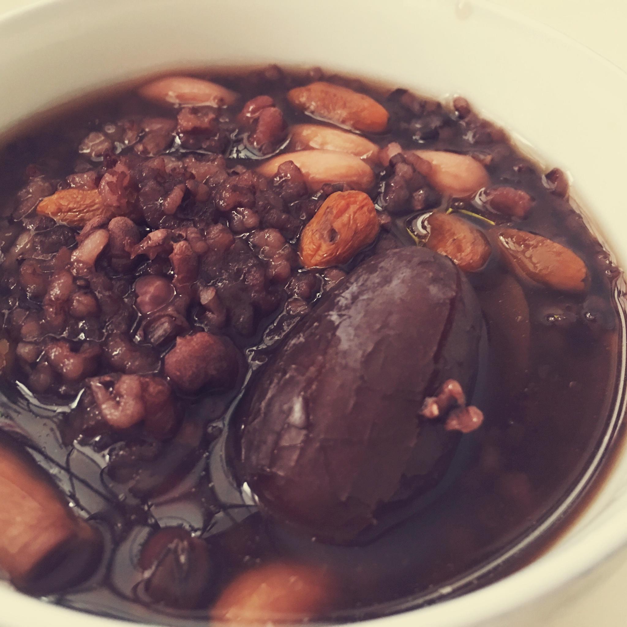 红枣花生红豆薏仁枸杞黑米粥的做法
