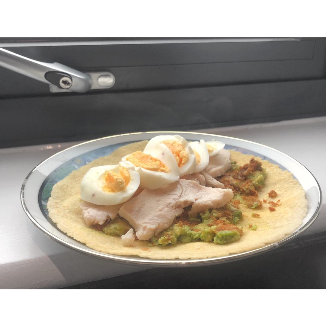 双重牛油果鸡蛋开放三明治