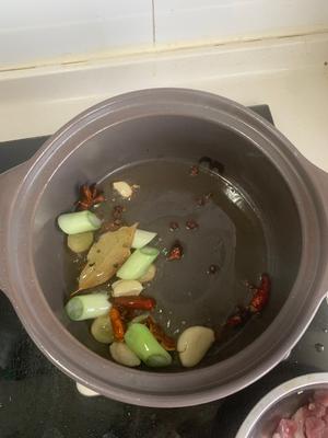 酸菜炖冻豆腐的做法 步骤2