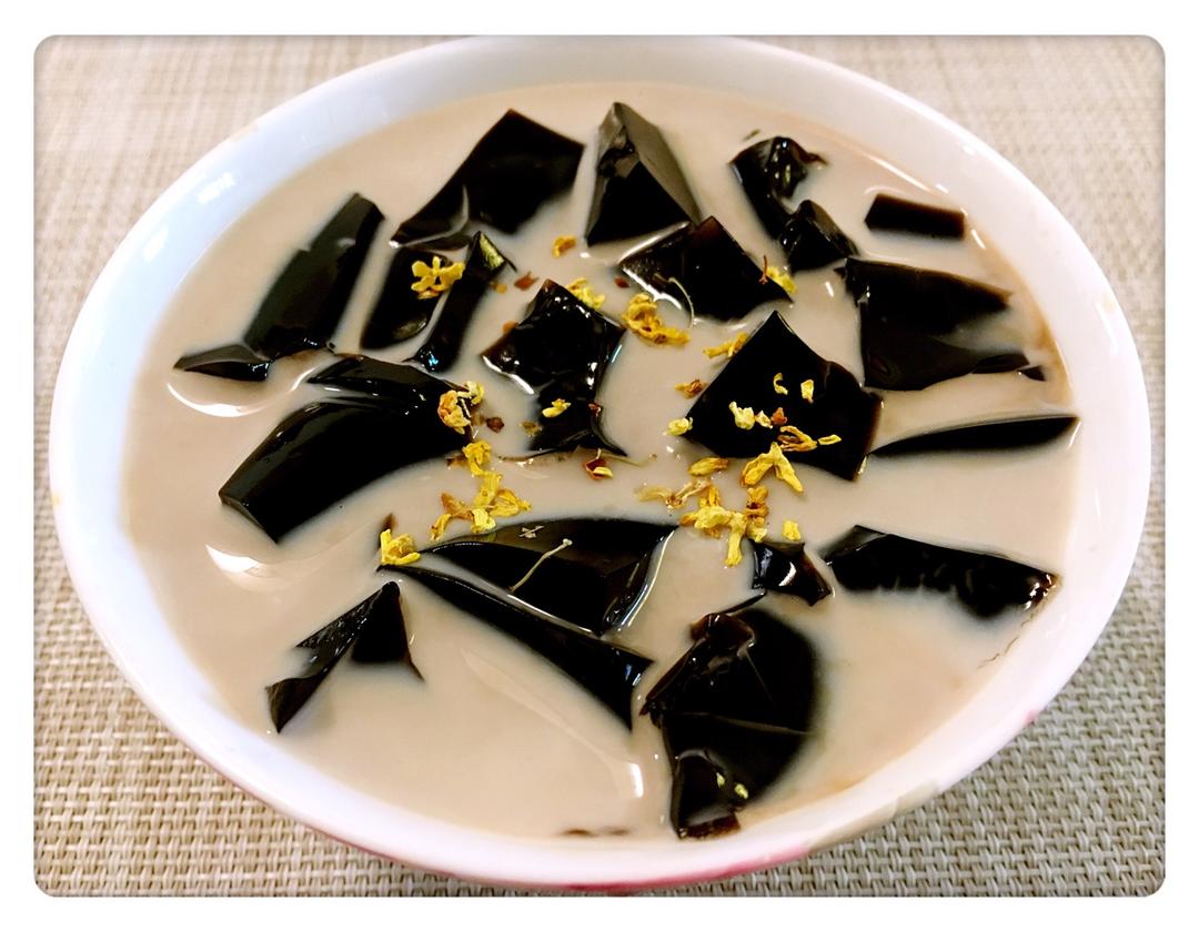 小圆子2003做的红豆牛奶龟苓膏