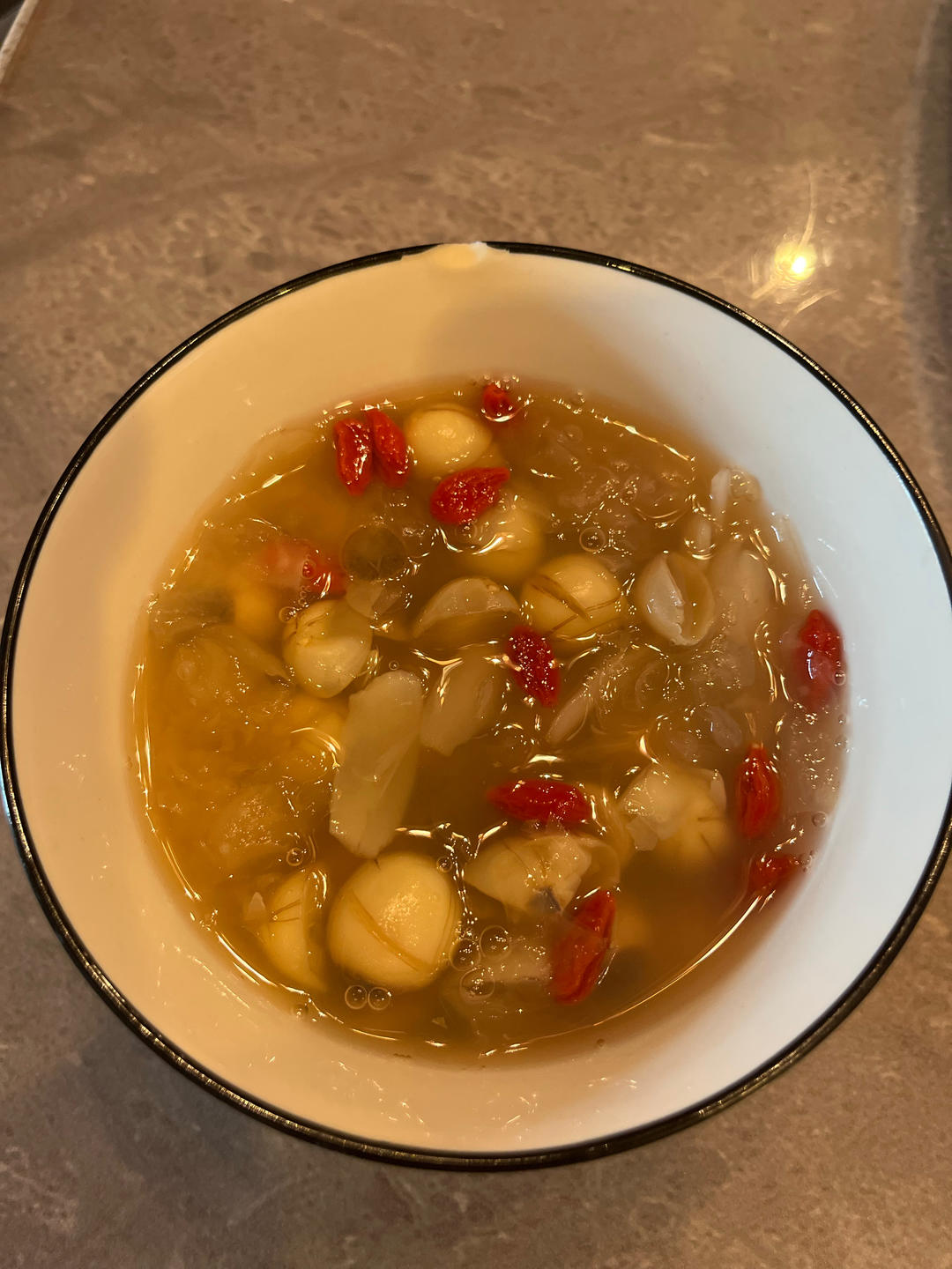 秋食白食 来一碗银耳莲子羹吧