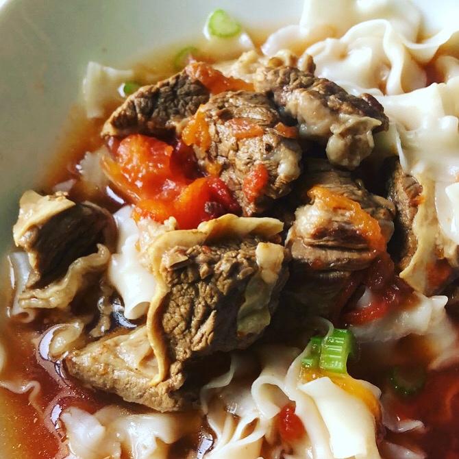 汤浓肉嫩的番茄牛腩，牛腩软烂秘法