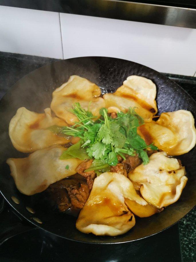 居家铁锅炖，鸡腿杏鲍菇贴饼子