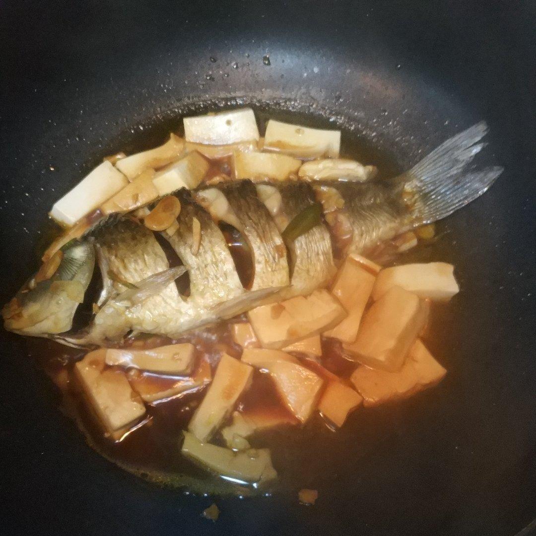红烧鲫鱼