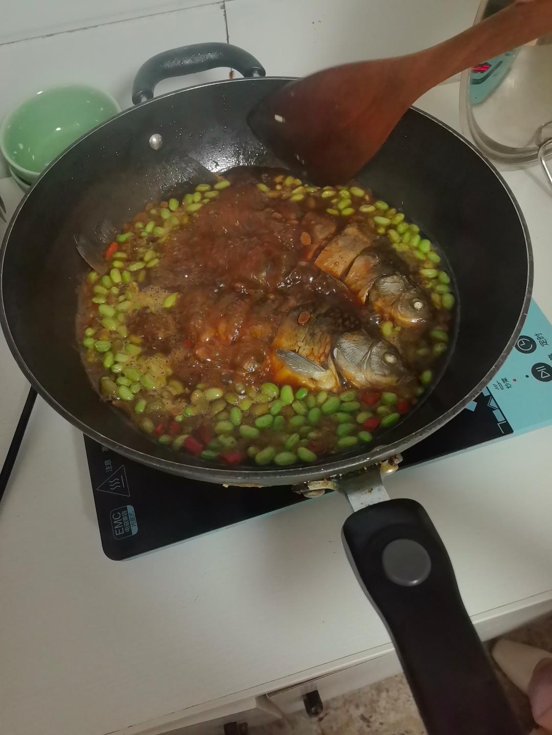 毛豆红烧鱼的做法