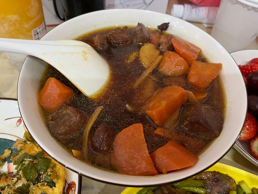胡萝卜炖牛腩