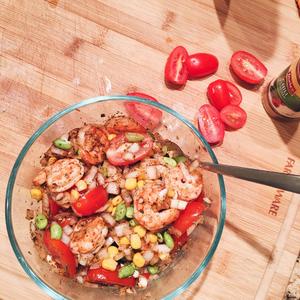 快手鲜虾玉米番茄沙拉shrimp, corn and cherry tomato salad的做法 步骤2