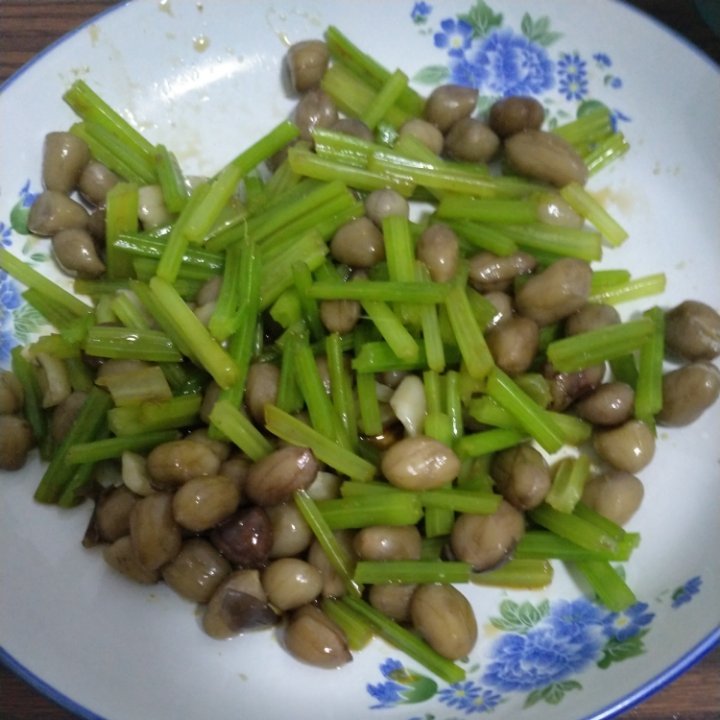 芹菜炝拌五香花生米