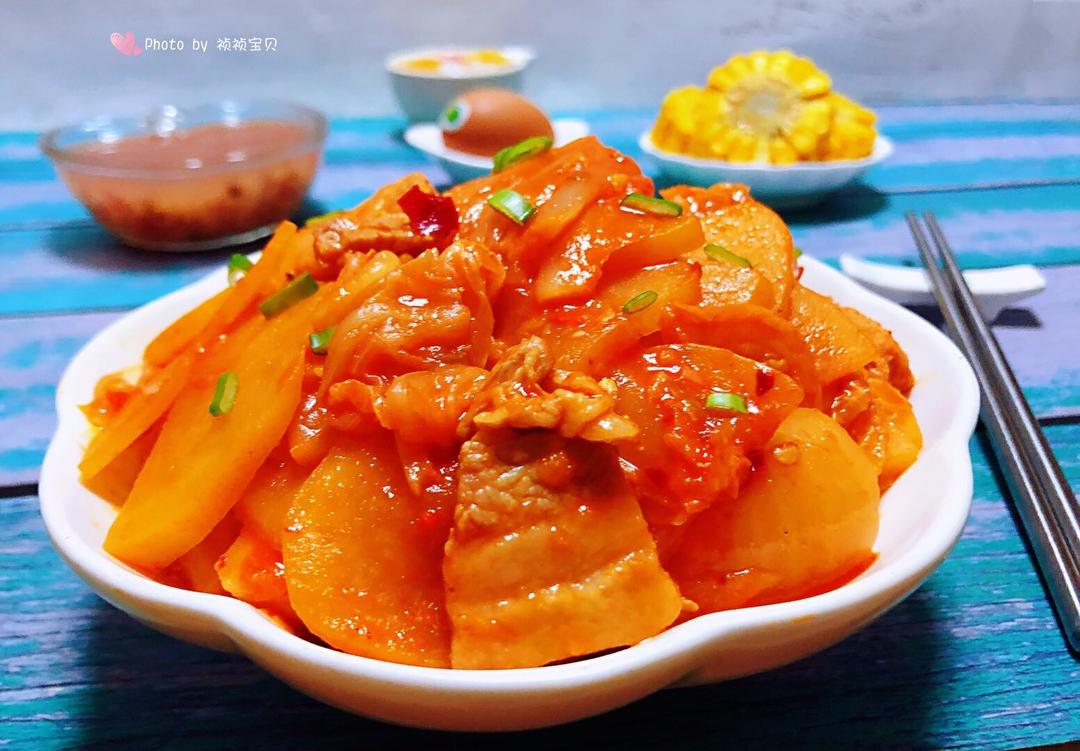 五花肉辣白菜炒土豆片