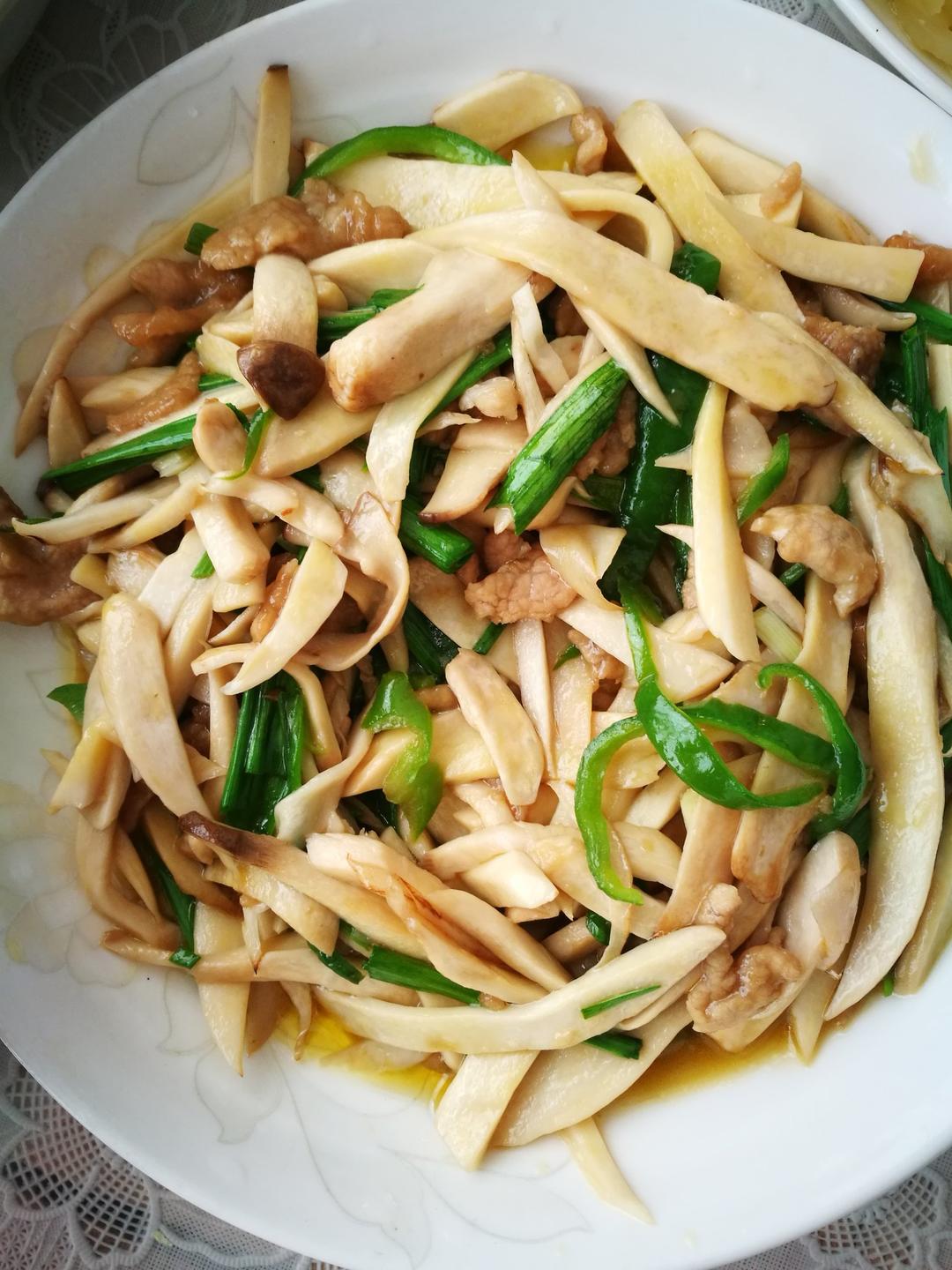 广心水做的青椒鸡腿菇炒肉丝