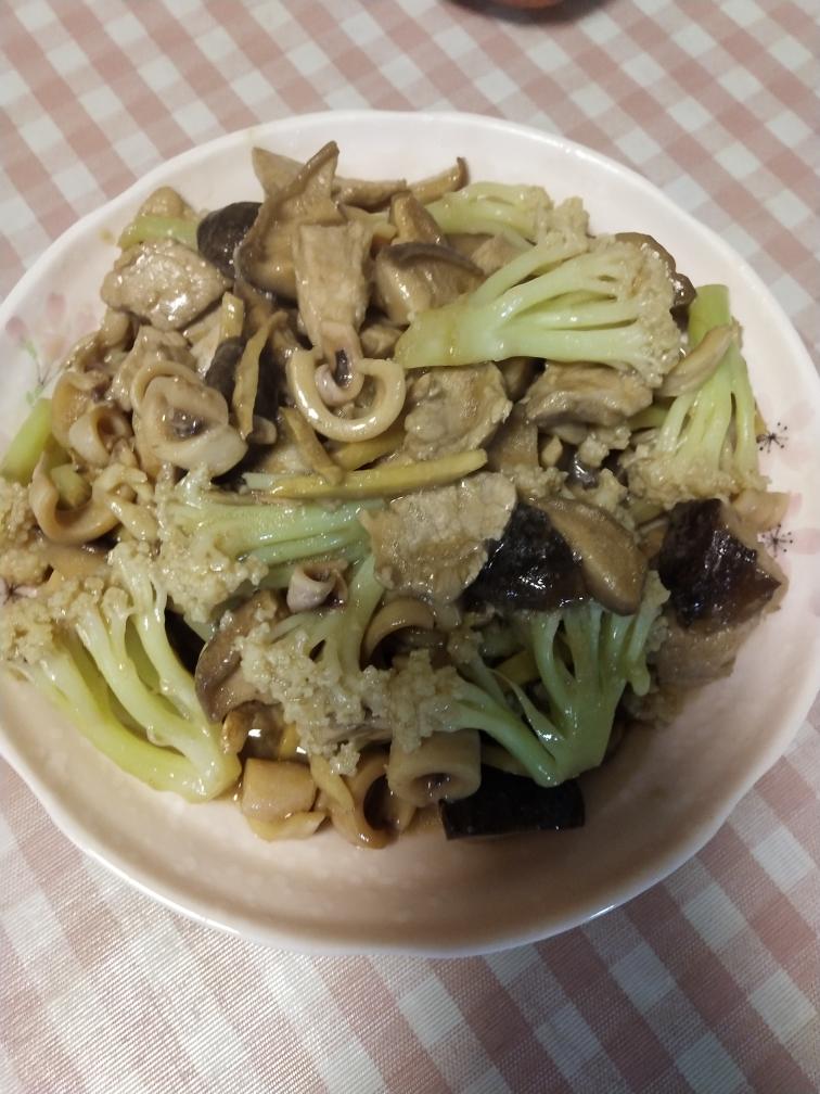 鱿鱼干香菇肉片炒花菜