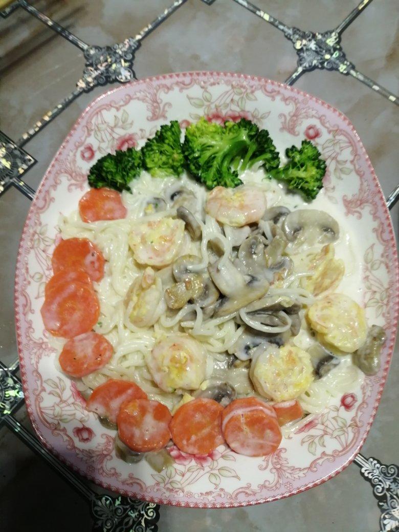 牛奶大虾蘑菇意面