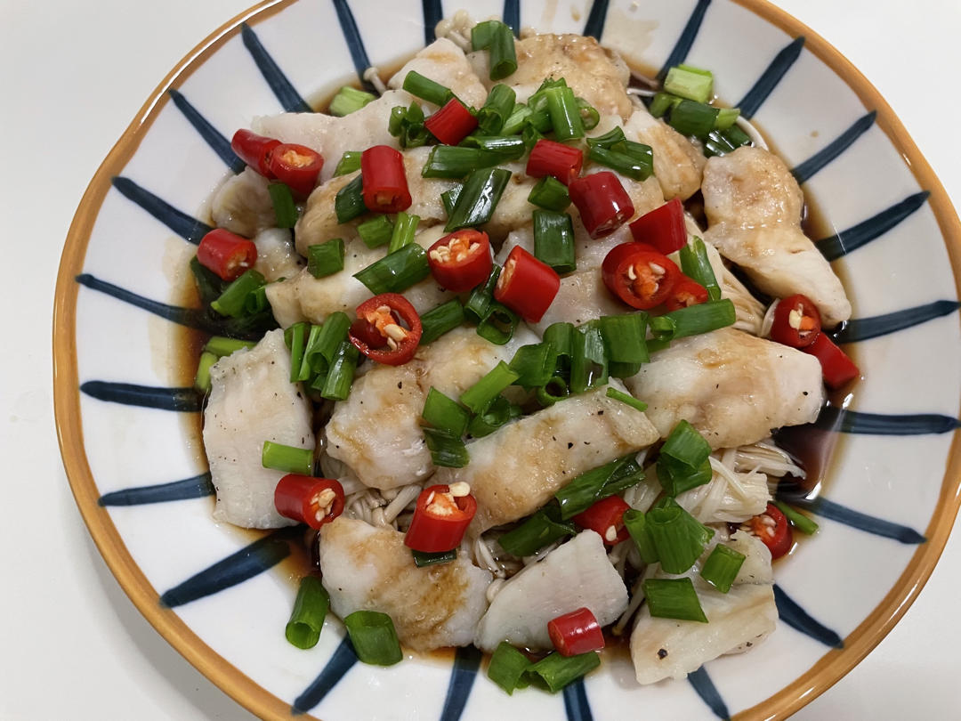 低脂鲜美清蒸金针菇龙利鱼