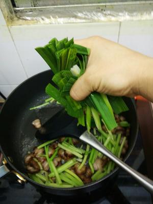 蒜苗芹菜炒腊肉的做法 步骤7