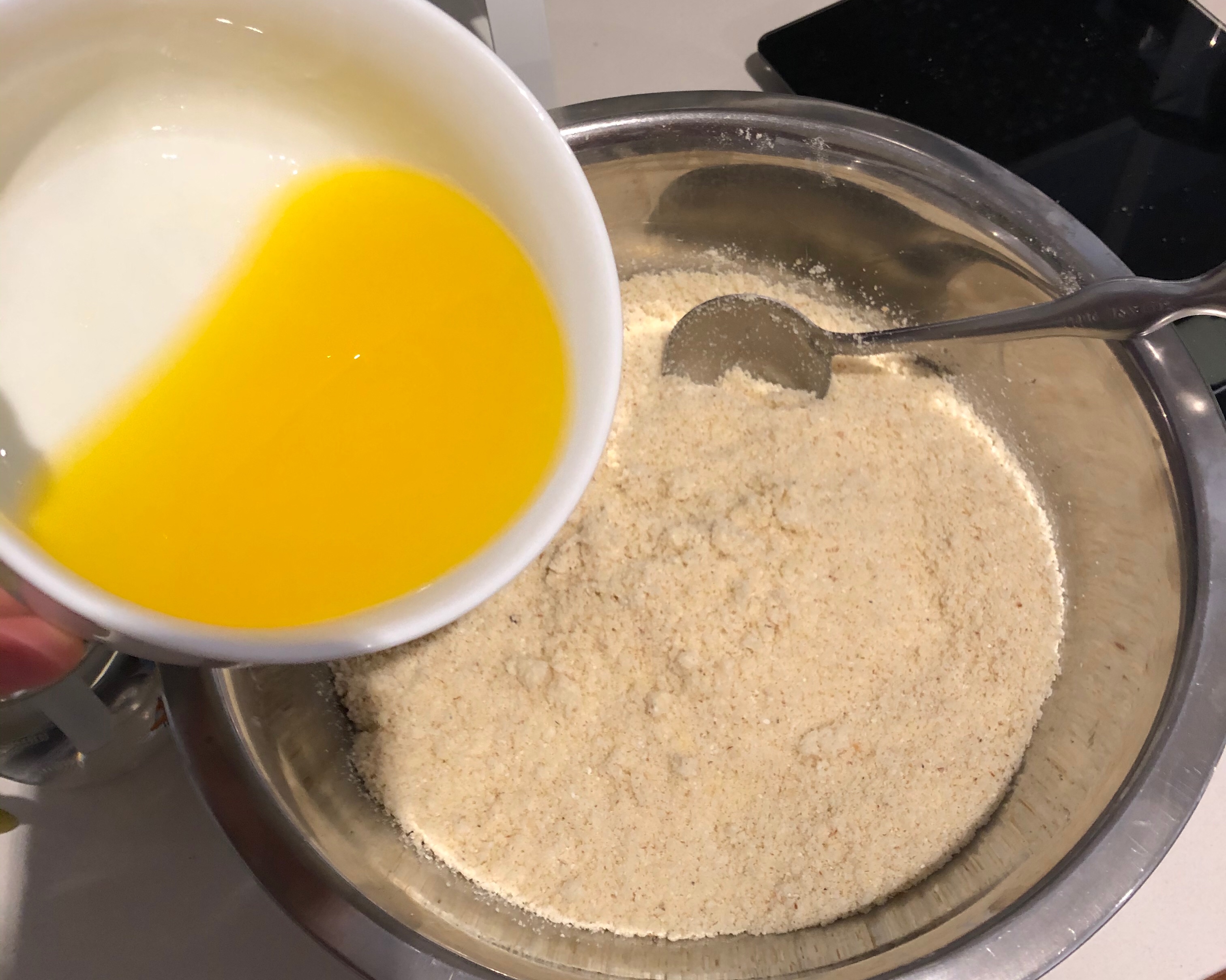 低碳生酮 豆沙蛋黄月饼🥮的做法 步骤3