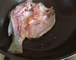 香煎鲈鱼的做法 步骤3