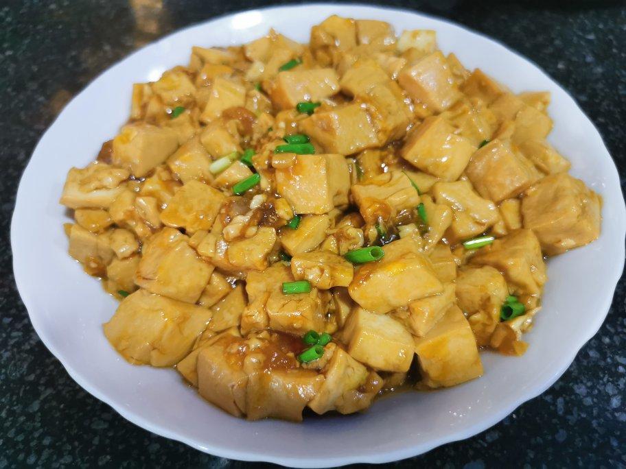 不放肉也超下饭的葱焖豆腐