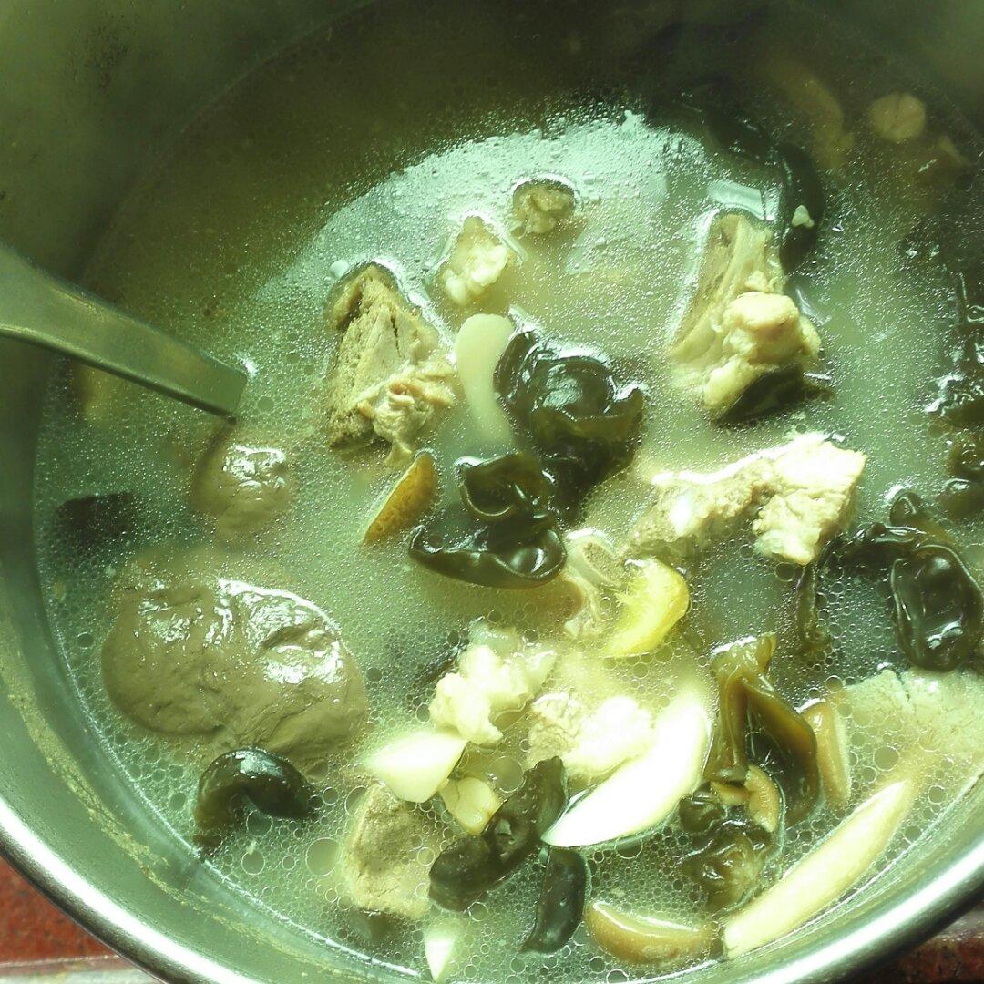 菌菇脊骨汤