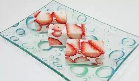 草莓牛奶冻的做法