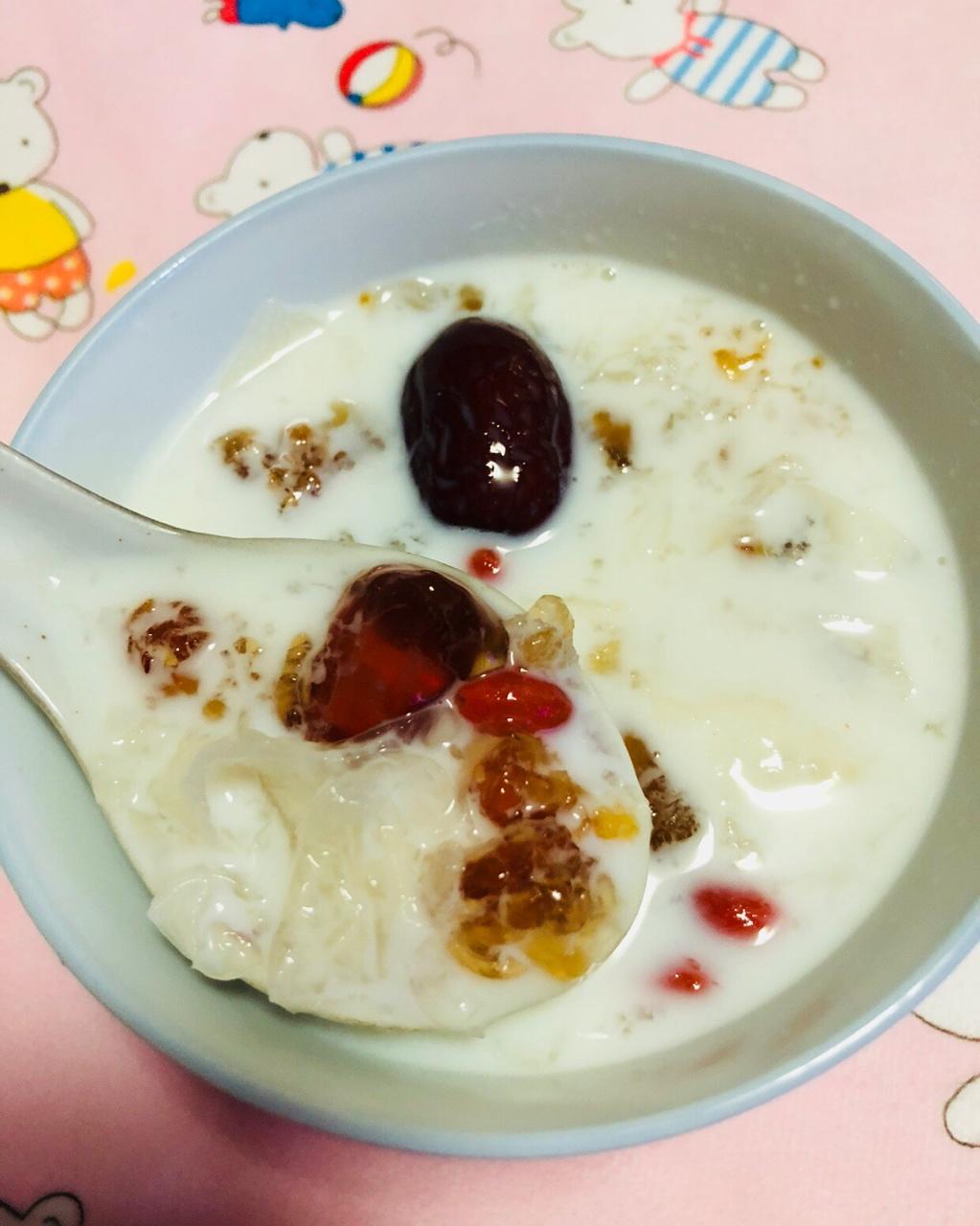 桃胶皂角米炖雪燕