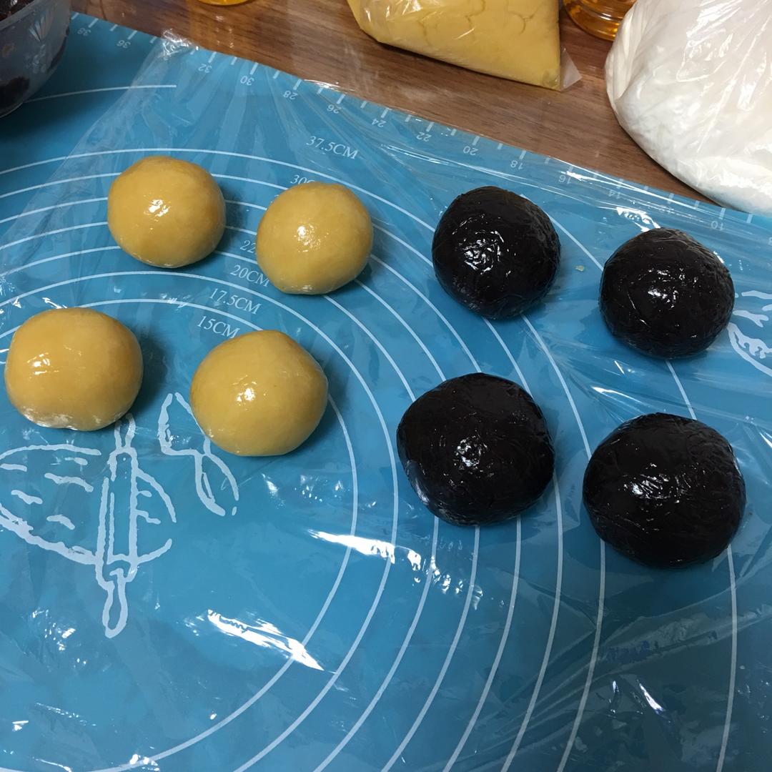 广式月饼－－蛋黄豆沙月饼