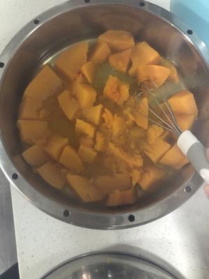 金黄又香甜的小米百合南瓜粥的做法 步骤4